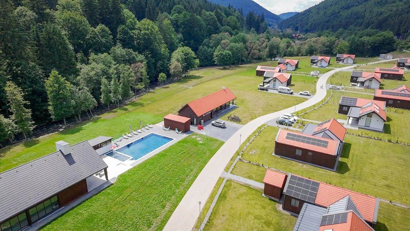 Piscină exterioară încălzită, facilităţi ca în Austria şi preţuri la jumătate